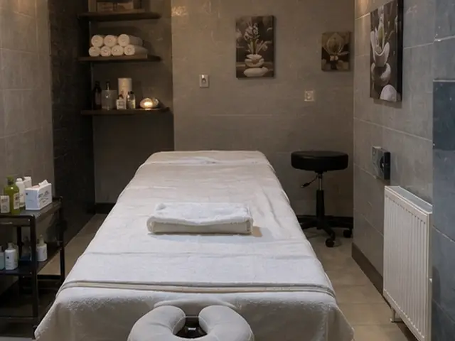 Raflarında havlu duran, bornozlu masaj odası — Balmumcu, Masaj Salonun
