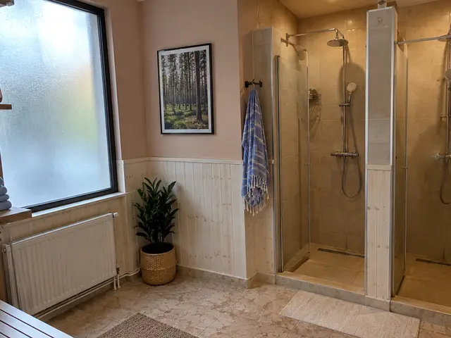 Duş kabinleri ve bank bulunan hamam öncesi alan — Balmumcu, Masaj Salonun
