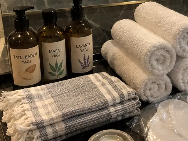 Masaj ve lavanta yağı, rulo havlular ve ekose peştemal — Balmumcu, Masaj Salonun